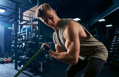 trening bicepsów