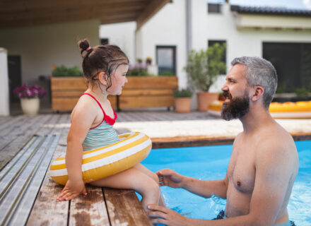 syn i córka w basenie ogrodowym