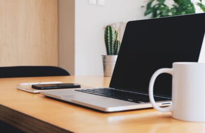 szybkie i profesjonalne wypełnianie płatnych ankiet online za pomocą laptopa