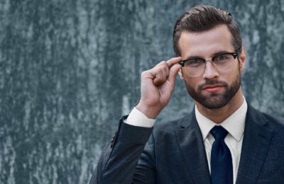 Przystojny mężczyzna ze stylowymi oprawkami okularowymi