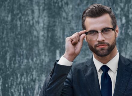 Przystojny mężczyzna ze stylowymi oprawkami okularowymi